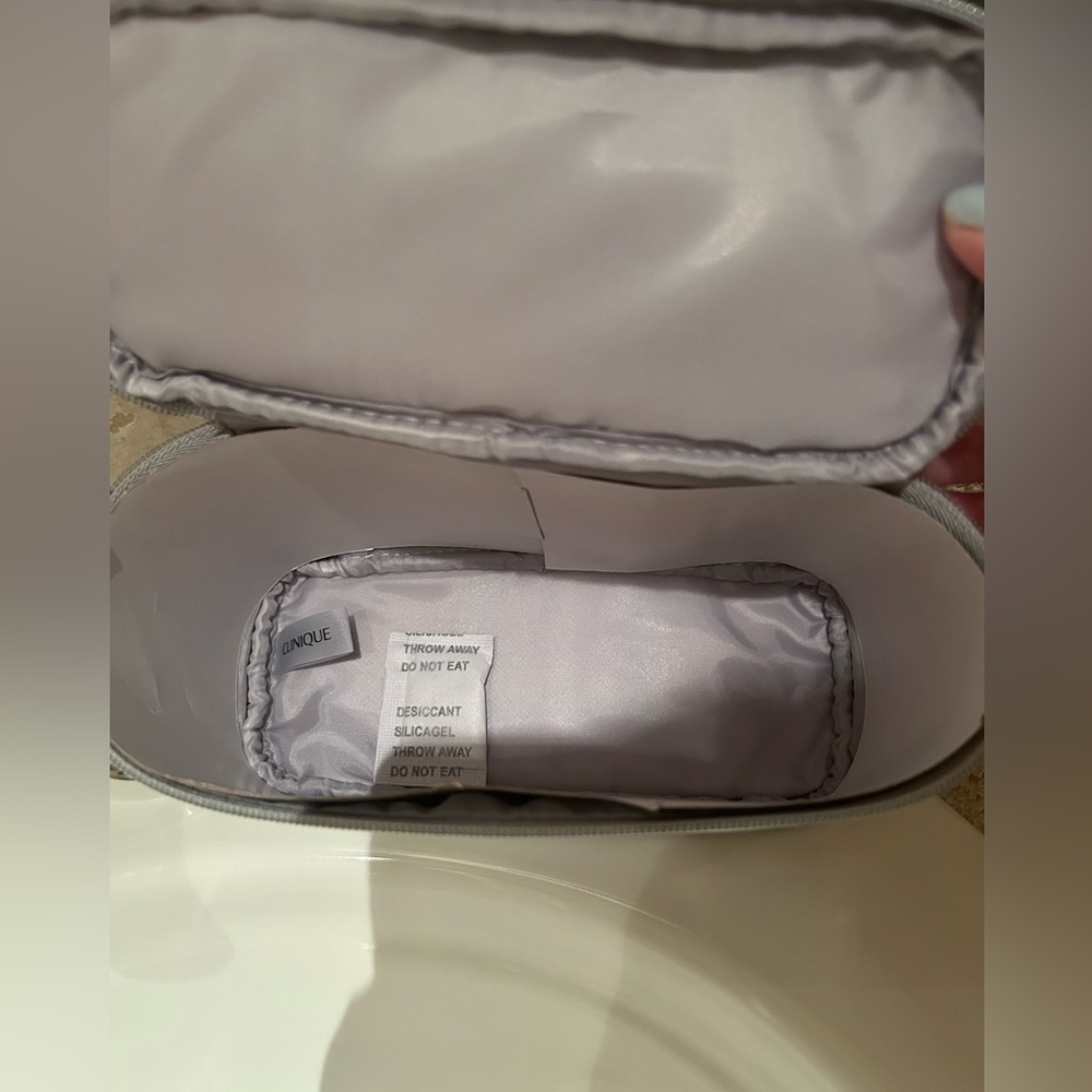 Clinique 7 Day Scrub Cream with Cosmetic Case - Picture 5 of 7